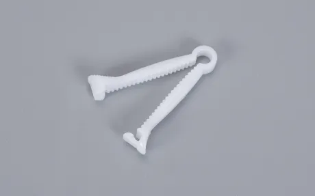 Ce este o clemă de unică folosință pentru cordonul ombilical și de ce este esențială pentru îngrijirea nou-născutului?